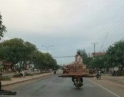 មេឈ្មួញបំផ្លាញព្រៃឈើ លោក គង់ ក្រឹង កំពុងបន្តសម្រុកដឹកឈើចេញទៅស្រុកយួន សូម្បីតែអភិបាល និងស្នងការខេត្តក្រចេះមិនហ៊ានបង្ក្រាប?