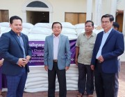 ឯកឧត្តមអភិបាលខេត្តស្វាយរៀង បានទទួលអំណោយសប្បុរសធម៌ពីលោកឧកញ៉ា សុក រ៉ាដូ ប្រធានសភាពាណិជ្ជកម្មខេត្តស្វាយរៀង