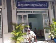 អាជីវករផ្សារសំរោងធំ ស្រុកគៀនស្វាយ ខេត្តកណ្តាល ស្នើម្ចាស់ផ្សារវិនិយោគបន្ធូរបន្ថយថ្លៃបង់ខែ តែម្ចាស់ផ្សារដែលជាប្រពន្ធចៅហ្វាយស្រុក ឆ្លើយថាគាត់ខ្ចីលុយធនាគារដែរ មិនអាចទៅរួចទេ ។