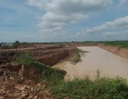 ក្រុម លោក ថាវ ស្រៀង និង លោក កៅ ថៅកែជីកដីលក់ នៅភូមិព្រះប្រសប់ ឃុំព្រះប្រសប់ ស្រុកខ្សាច់កណ្តាល ខេត្តកណ្តាល ហាក់មិនខ្វល់ប្រជាជន រស់នៅ អមសងខាងផ្លូវ ។