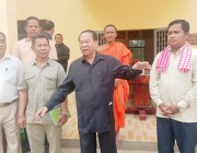 ឯកឧត្តម នាយឧត្តមសេនីយ៍ ម៉ឹង សំផន ចុះពិនិត្យមេីលស្ថានភាពផ្លូវដែលរងការខូចខាតដោយសារទឹកជំនន់ទឹកភ្លៀង នឹងជួបសំណេះសំណាលសាកសួរសុខទុក្ខបងប្អូនប្រជាពលរដ្ឋនៅស្រុកចន្ទ្រា