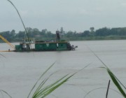 ឈ្មួញប្រើសាឡង់យក្សជាច្រើនគ្រឿងធ្វើសកម្មភាពបូមខ្សាច់ក្បែរៗច្រាំងទន្លេមេគង្គក្រោម សម្រុកដឹកទៅស្រុកយួន ពលរដ្ធព្រួយបារម្ភបាក់ច្រាំងអស់ដីធ្លាក់ផ្ទះចូលទឹក.