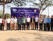 អភិបាលខេត្តបាត់ដំបងចុះសំណេះសំណាលនិងចែកអំណោយមនុស្សធម៌ដល់ប្រជាពលរដ្ឋក្រីក្រចំនួន៦០០គ្រួសារ នៅឃុំកោះជីវាំងស្រុកឯកភ្នំ