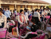 ក្រុមគ្រួសារសិស្សានុសិស្សក្រីក្រចំនួន៥០០នាក់បានថ្លែងអំណរគុណដល់ក្រុមអ្នកម្តាយមនុស្សធម៌ក្រោយទទួលអំណោយកង់និងស្បៀងមួយចំនួន