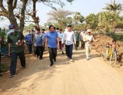 ផ្លូវជនបទ១ខ្សែប្រវែងជិត១២គីឡូម៉ែត្រដែលបានខូចខាតដោយទឹកជំនន់រដ្ឋបាលខេត្តត្រៀមក្រាលកៅស៊ូតាមសំណើរបស់ប្រជាពលរដ្ឋក្រោយពីធ្វើការជួសជុលរួចរាល់