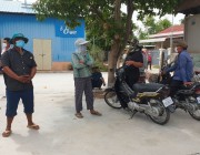 ប្រជាជនភូមិព្រែកតូច ឃុំព្រែកដាច់ ស្រុកលើកដែក ខេត្តកណ្តាលនាំគ្នាទៅសាលាឃុំ ដើម្បីចង់ដឹង និងនាំលោកមេឃុំស្បថ រឿងដែលលោកមេឃុំចោទថាជាសកម្មជនគណបក្សប្រឆាំង នឹងដើរកាងដី ។