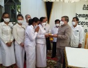 ឯកឧត្តម ខៀវ កញ្ញារិទ្ធ រដ្ឋមន្ត្រីក្រសួងព័ត៌មាន ដឹកនាំគណៈប្រតិភូគោរពវិញ្ញាណក្ខន្ធ សពអតីតប្រធានមន្ទីរព័ត៌មានខេត្តព្រៃវែង…..