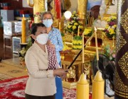 លោកជំទាវកិត្តិសង្គហបណ្ឌិត ម៉ែន សំអន បាននាំយកទៀនព្រះវស្សា ទេយ្យទាន និងបច្ច័យប្រគេនព្រះសង្ឃ គង់នៅវត្តព្រៃឆ្លាក់