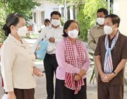 លោកជំទាវប្រធានក្រុមការងាររាជរដ្ឋាភិបាលចុះមូលដ្ឋានខេត្តស្វាយរៀង បានផ្តល់ស្បៀងជូនប្រជាពលរដ្ឋទីទាល់ក្រ និងប្រជាពលរដ្ឋកំពុងធ្វើចត្តាឡីស័ក ចំនួន ១០០គ្រួសារ និងប្រគេនទៀនព្រះវស្សា ៣វត្ត ខេត្តស្វាយរៀង
