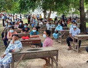 រដ្ឋបាលខេត្តស្វាយរៀង បន្តបើកយុទ្ធនាការ ចាក់វ៉ាក់សាំងបង្ការជំងឺឆ្លងកូវីដ១៩ ប្រគេនដល់ព្រះសង្ឃ ជូនពលរដ្ឋ កម្មករ កម្មការិនី នៅស្រុកស្វាយជ្រំ
