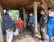 គ្រួសារទីទ័លក្រមួយគ្រួសារ ស្ថិតក្នុងភូមិដំរីឆ្លង ឃុំស្អាងភ្នំ ស្រុកស្អាងខេត្តកណ្តាល ទទួលអំណោយ ពីលោកវរះសេនីយ៏ត្រី អ៊ូផល្លី មេបញ្ជារការកងរាជអវុធហត្តមូលដ្ឌានស្រុកស្អាង និង សប្បុរជន