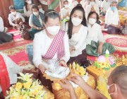 លោកជំទាវកិត្តិសង្គហបណ្ឌិត ម៉ែន សំអន បានអញ្ជើញចូលរួមអង្គកឋិនទានសាមគ្គី វត្តស្វាយព្រហូត និងវត្តចារ ស្ថិតក្នុងស្រុកស្វាយជ្រំ ខេត្តស្វាយរៀង
