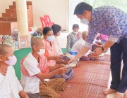 អំណោយរបស់លោកស្រី កែវ ណារី បាននាំយកទៅចែកជូនលោកយាយ លោកតា ជាគ្រួសារក្រីក្រចាស់ជរាគ្មានទីពឹង នៅវត្តពពែតចាស់