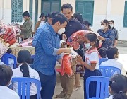 អំណោយរបស់លោកស្រី កែវ ណារី បាននាំយកទៅចែកជូនអ្នកគ្រួ នឹងកុមារកំព្រាចំនួន៥០នាក់ តាមរយៈលោកគីម ផៃ