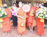 លោកយាយ លោកតា លោកអ៊ុំ គ្រួសារក្រីក្រចាស់ជរាគ្មានទីពឹងចំនួន៤៦គ្រួសារ បានទទួលអំណោយមនុស្សធម៌របស់ព្រះគ្រូរតនសីលធម្មធារ៍ អ៊ុក ឫទ្ធី ធម្មធរអនុគណស្រុករមាសហែក និងជាព្រះគ្រូចៅអធិការមណ្ឌលវិបស្សនាធុរៈវត្តក្រញូង