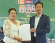 លោក ណុប ចំរើន អភិបាលក្រុងស្វាយរៀន បានអញ្ជើញប្រកាសលោកស្រី ឃួន សោភ័ណ្ឌ ធ្វើជាចៅសង្កាត់ចេក ជំនួសលោក ញឹម សាំ