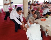 លោក រស់ ផារិទ្ធ ប្រធានក្រុមការងារគណបក្សចុះមូលដ្ឋានឃុំពងទឹក បាននាំយកនូវទេយ្យទាន ដែលជាអំណោយដ៏ថ្លៃថ្លារបស់លោកជំទាវកិត្តិសង្គហបណ្ឌិត ម៉ែន សំអន មកប្រគេនដល់ព្រះសង្ឃ ក្នុងឱកាសបុណ្យកាន់បិណ្ឌ(បិណ្ឌទី១០) នៅវត្តទួលតាកែវ