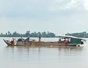 ប្រជាពលរដ្ឋមានការព្រួយបារម្ភខណៈពេលឃើញទូកបូមខ្សាច់របស់ជនជាតិវៀតណាមបូមយ៉ាងអាណាធិបតេយ្យ!!!