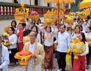 ពុទ្ធបរិស័ទជិតឆ្ងាយបានដង្ហែអង្គកឋិនទានសាមគ្គីដង្ហែទៅវេរប្រគេនដល់ព្រះសង្ឃគង់ចាំព្រះវស្សាអស់មួយត្រីមាសក្នុងខ័ណ្ឌសីមាវត្តពេជ្រមន្ត្រី(ហៅឧត្តុង្គ)