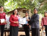ប្ដីប្រពន្ធជាបងប្អូនបង្កើតនឹងគ្នា មានកូនដល់ទៅ ៨នាក់ សុទ្ធតែខ្សោយសតិបញ្ញាពីកំណើត ទទួលបានអំណោយសម្រាលទុក្ខលំបាកពី មាតាមនុស្សធម៌ សម្ដេចកិត្ដិព្រឹទ្ធបណ្ឌិត ប៊ុន រ៉ានី ហ៊ុនសែន